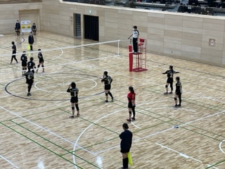 サーブレシーブの体制に入る伊達中バレー部