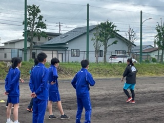 伊達中と光陵中陸上部の様子