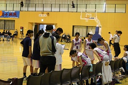 金子監督や山谷コーチの指示を受ける女子バスケット部